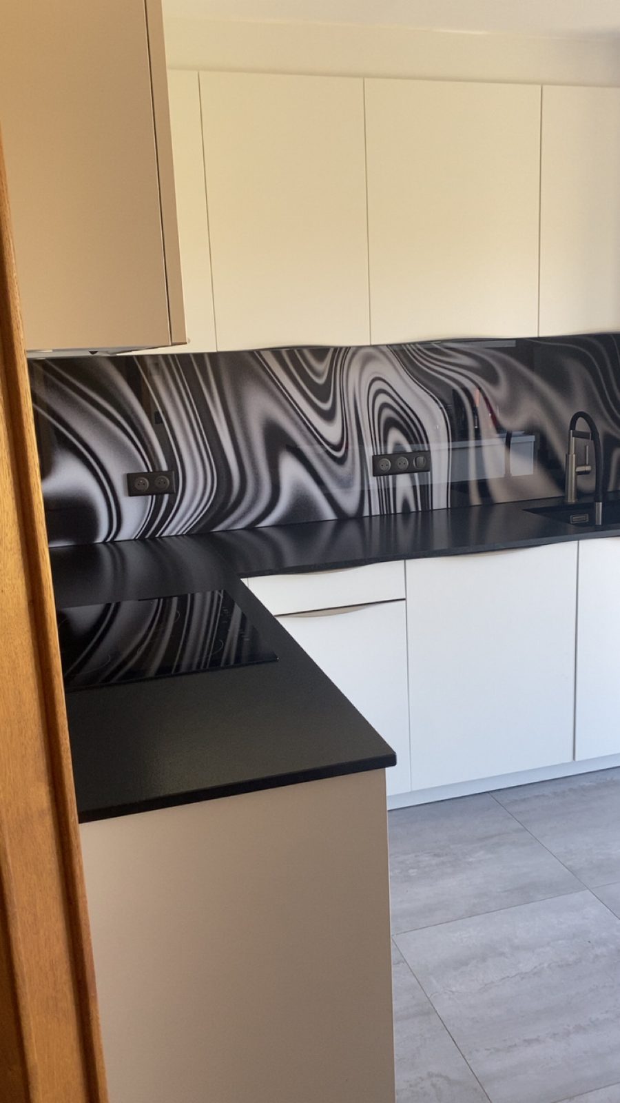 Crédence en verre laqué noir — réalisation CM Déco
