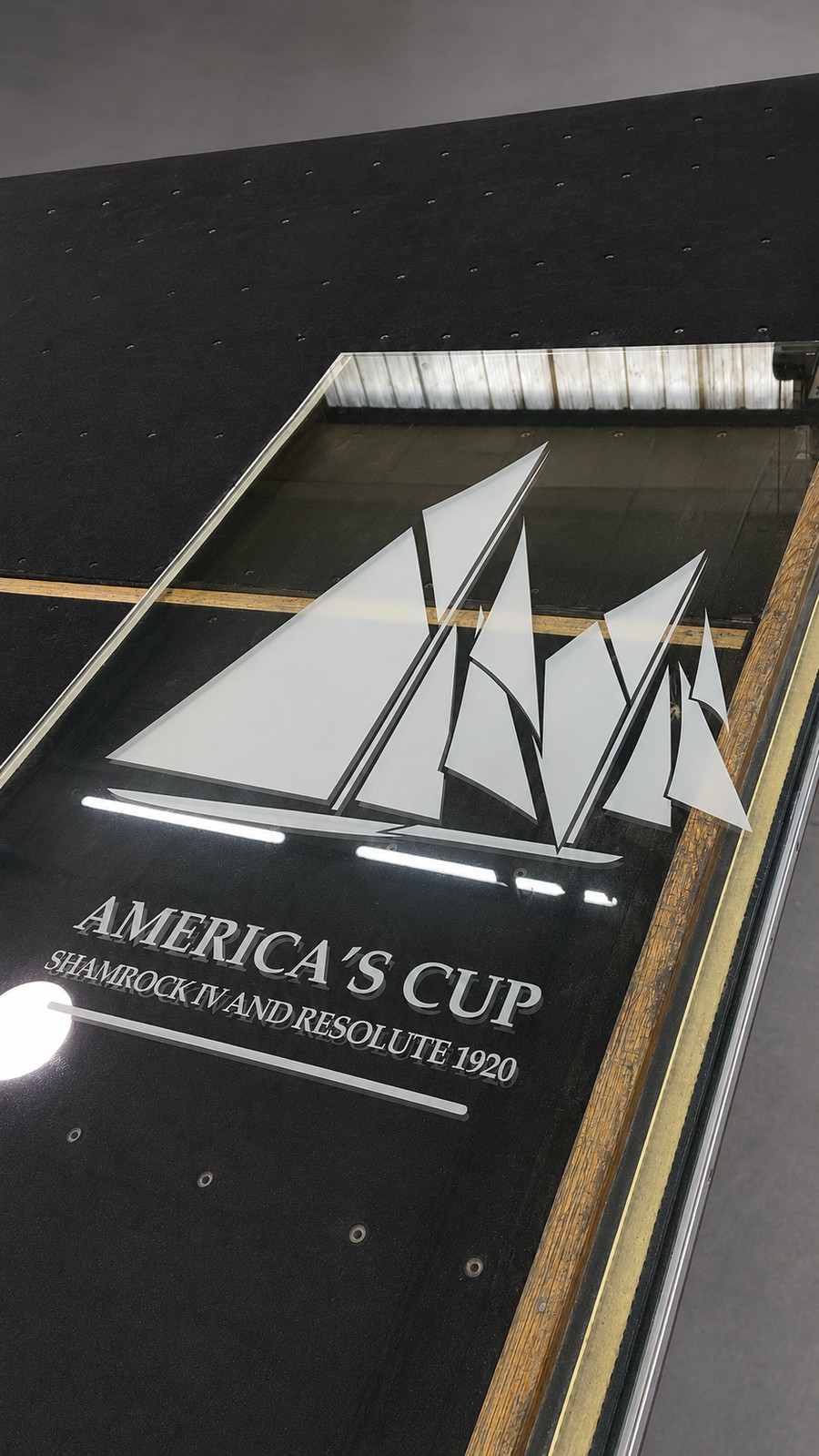 Gravure sur verre : voilier America's Cup gravé et sablé sur un panneau vitré — réalisation CM Déco